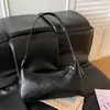 Bolso de axila estilo coreano nuevo 2026, con un diseño relajado, de color liso y minimalista, un bolso cuadrado pequeño moderno y único que se puede llevar como bolso de hombro o bolso cruzado