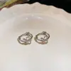 Pendientes de nicho estilo coreano para el cuidado de perforaciones, elegantes y sofisticados ear cuffs y tachuelas para mujer, nuevos y exquisitos pendientes 2026 que hacen que el rostro parezca más pequeño