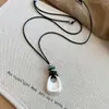 Collar de cordón de cuero con perla cuadrada de acrílico, estilo vintage y artístico, cadena para suéter, diseño único, joyería de lujo ligera, venta al por mayor