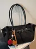 Bolsa Tote Retro Simples Versátil Transfronteiriça para Mulheres 2025 Inverno Nova Nicho Luxo Leve Estilosa Diária de Ombro