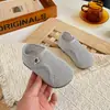 Sapatos de malha para meninas com sola reta, fecho de velcro, bico redondo 2026 verão nova moda casual respirável antiderrapante sandálias infantis