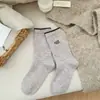 Calcetines Bordados de Estilo Japonés Nuevos para Otoño e Invierno para Mujer, Calcetines de Lana Suave y Cálidos de Borde Enrollado a Media Pantorrilla, Calcetines Largos Versátiles de Nicho de Moda