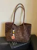 Bolso tote nuevo de estampado de leopardo 2026, gran capacidad, adecuado para ir al trabajo, bolso de hombro elegante y versátil, que irradia un ambiente sofisticado y retro
