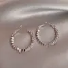 Pendientes de Aro Grandes de Plata Rota Dorada para Mujer, Lujo Accesible y Pendientes de Gama Alta para Otoño e Invierno 2025 Nuevo Estilo Caliente Pendientes de Aro Lisos