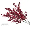 Ramo de azevinho com frutos segurando balde Frutos vermelhos de azevinho Eucalipto com folha dourada Ramo de frutos da sorte 6 galhos 12 galhos Fruto vermelho
