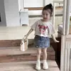 Verão 2026 Novo Estilo Coreano Moda Casual Camiseta Infantil Feminina com Bordado Pesado Saia Curta de Corte A Estilo Tendência