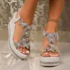 Nuevas sandalias de tacón de cuña 2025 con adornos de perlas y mariposas y un diseño de una sola tira