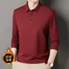 Atractiva y asequible, la nueva camiseta polo para hombre 2025 es una prenda básica suelta, casual, moderna y versátil, con forro polar, para otoño e invierno.