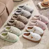 Pantufas femininas de inverno para casa feitas de fleece de coral espesso, bico fechado, antiderrapantes, com toque macio, pantufas de algodão em estoque