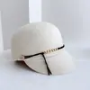Lana Francés Ligero Retro Borde de Terciopelo Sombrero de Equitación Mujer Otoño Invierno Sombrero de Fieltro Australiano Hebilla de Cadena Dorada Gorra Plana Moderno