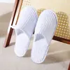Pantuflas desechables de hotel, rayadas de forro polar de coral, antideslizantes, engrosadas, para uso en hoteles, casas de huéspedes y hogares, venta al por mayor desde el fabricante