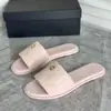 2026 Europa Início da Primavera Novo Versátil Moda Rasteirinha Casual Chinelos Férias na Praia Sandálias Atacado