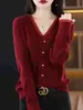 Camisa de Renda com Decote V para Mulheres Outono 2025 Novo Look Emagrecedor Top que Cobre a Barriga Tamanho Grande Suéter de Tricô Vermelho