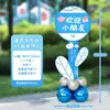 Decoración de escena para ceremonia de regreso a clases para clases de transición de jardín de infantes y primaria, incluyendo columnas de globos, tableros KT y artículos decorativos