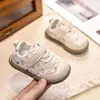 Zapatillas de Entrenamiento Alemanas para Niños Primavera/Otoño 2026 Zapatillas Deportivas para Niños Pequeños Zapatos Casuales de Tabla Zapatos Blancos para Niñas Suela Suave Zapatos de Bebé Forrest Gump
