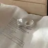 Aretes Europeos y Americanos de Metal Brillante Estéreo Simples Grandes Diseño Nicho Lujo Accesible Gama Alta Exagerados Únicos Aretes Aretes