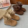 Sapatos Femininos Badiya Outono e Inverno 2024 Retro Europeu Slip-On Botas Arredondadas de Camurça para Tornozelo