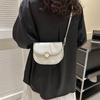 Bolsa pequena semicircular moda feminina ins Bolsa de sela estilo ocidental 2023 nova bolsa de mensageiro de fita fresca para todos os jogos