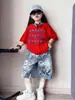 Camiseta de Manga Corta con Lazo Dulce y Fresca para Niñas Verano 2026 Nuevo Estilo Shorts de Mezclilla Pintados Personalizados con Graffiti Conjunto de Dos Piezas