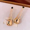 Brincos de tarracha de metal geométricos irregulares de agulha de prata vintage europeus e americanos, luxo leve, sensação de alta qualidade, brincos únicos, acessórios de orelha modernos e versáteis
