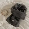 Elegante bufanda de color liso estilo coreano con lana, versátil y elegante, perfecta para estudiantes, proporcionando calor en invierno, una opción popular para mujeres