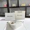 Una generación de bolso de axila francés de nicho de verano 2023 bolsa baguette de diamante rosa bolso de media luna bolso de hombro