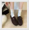 Nuevo estilo de zapato Meilade de cuero pequeño con una sola tira, a la moda, slip-ons, hebilla de cinturón, mules, planos, marrones, Otoño 2026