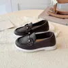Zapatos casuales simples de cuero estilo británico para niñas 2026 primavera-verano nuevos mocasines para niños de suela blanda zapatos versátiles de moda