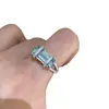 Anel Quadrado Azul de Diamante Levemente Luxuoso e Exquisito, com um Design Sofisticado e Criativo que Transmite Alta Qualidade, Adequado para Uso Diário e Versátil para o Trabalho