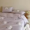 Conjunto Romântico Francês de Algodão Escovado 100S Quatro Peças Flores Pequenas Bordado em Toalha Acabamento em Renda Capa de Edredom Quente para Outono e Inverno