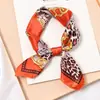 Lenço pequeno quadrado de cetim 50 peças feminino para primavera, outono e inverno, acessório para combinar com camisa, proteção decorativa para pescoço, lenço fino
