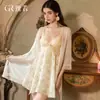 Precioso y dulcemente seductor conjunto de camisola de noche con estampado de mariposas en encaje de gasa con copas en el busto y bata para casa A6528