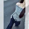 Camiseta gris a rayas de estilo coreano con hombros descubiertos y manga larga para mujer, chic y elegante para principios de otoño, un top impresionante que acentúa la clavícula