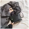 Bolso de mano para mujer muy elegante, nuevo modelo de verano 2026, ambiente relajado, moderno, moda nicho, diseño único, bolso cubo para hombro y cruzado