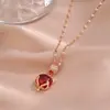 Nuevo traje de anillo de collar de zorro de nicho para mujer, lujo ligero, elegante, versátil, de alta calidad, colgante rojo granate para clavícula