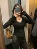Camiseta Base de Encaje con Forro de Polar Blanco para Mujer, Nuevo Estilo Otoño e Invierno 2025, Tejido Cepillado, Adecuada para Usar en Capas o Sola, Top de Manga Larga con Cuello en V y Almohadillas en el Pecho