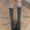 Nuevos calcetines de algodón para mujer, estilo simple cálido de otoño e invierno, costilla de doble aguja, empalme de color contrastante, adelgazantes, apilados hasta la pantorrilla, venta al por mayor