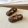 Verão 2026 Novo Mary Janes de Uma Tira Baixo Planos para Meninas Estampa de Leopardo Versátil Fashionable Sapatos Pequenos de Couro