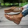 Chinelos de verão/primavera 2026 plus size transfronteiriços, novos chinelos de comércio exterior, sandálias casuais de praia, chinelos de dedo com salto plataforma estilo europeu e americano para mulheres