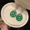 2026 Nuevo Modelo Lujo Ligero Exquisitos Pendientes Colgantes para Mujer de Calcedonia Verde con Hebilla de Seguridad de Jade Imitación