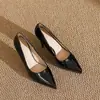 Impresionantes Zapatos Versátiles de Charol Nude 2026 Estilo Sexy de Nicho Impermeables Modernos Tacones de Aguja de Punta Fina