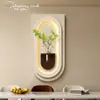 La pintura y talla en arenisca de la Galería de Arte Qiaojia es un arte de pared decorativo para el pasillo de entrada, adecuado para cultivar plantas verdes, con una luz incorporada