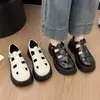 Sandalias romanas perforadas de punta cerrada y suela gruesa para mujer, nuevos mocasines huecos de verano 2026, zapatos pequeños de cuero súper populares