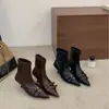 Chegada Nova Outono/Inverno 2026 Bico Fino Salto Baixo Bloco Elegante Emagrecedor Moda Francesa Sexy Bonita Celebridade da Internet