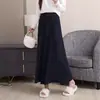 Esta falda plisada de punto gris presenta un corte súper favorecedor y es una falda larga nueva de estilo coreano, versátil, para mujer, perfecta para la temporada otoño/invierno 2026