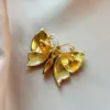 Nova Moda Estilo Flor de Pérola Cravejada com Strass Borboleta Animal Broche de Liga Corsage Acessório de Roupa para Mulheres, Estoque Pronto do Fabricante Atacado