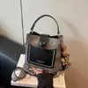 Bolsa de Mão Transfronteiriça para Mulheres 2026 Nova Moda Outono e Inverno Bolsa de Ombro Tendência com Acabamento de Luxo para o Dia a Dia e Bolsa Saco Transversal
