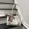 Bolsa de Ombro Textura Fosca Grande Capacidade Lenço de Seda Camurça Nova Coleção Outono/Inverno 2025 Bolsa Tote para Trabalho e Dia a Dia