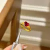 Anillo de Corazón Rojo Pequeño Incrustado de Diamantes que Hace Palpitar el Corazón para Mujer, Anillo de Moda Vintage Rojo de Corindón Lujo Ligero, Diamante de Alto Carbono Vintage
