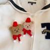 Broche de oso de peluche ~ Lindo sombrero de bufanda roja con cabeza de oso, broche de muñeca de dibujos animados, ramillete de Año Nuevo para mujer